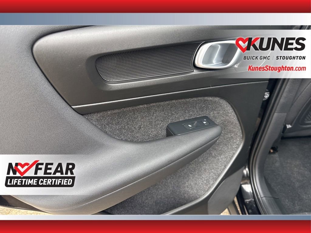 Used 2024 Volvo XC40 B5 Core image 35