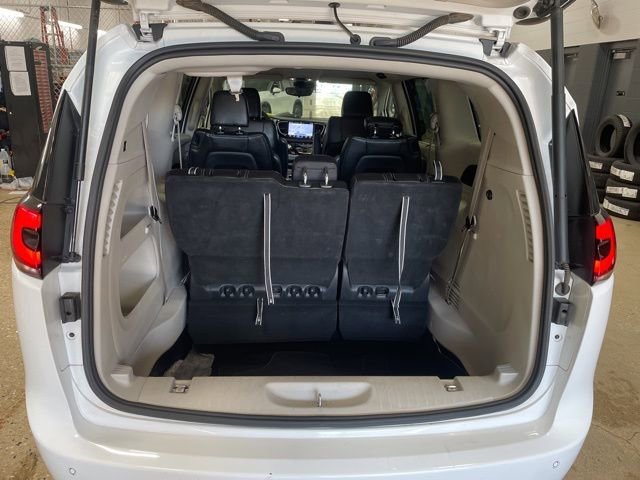 Used 2024 Chrysler Pacifica Touring-L image 29