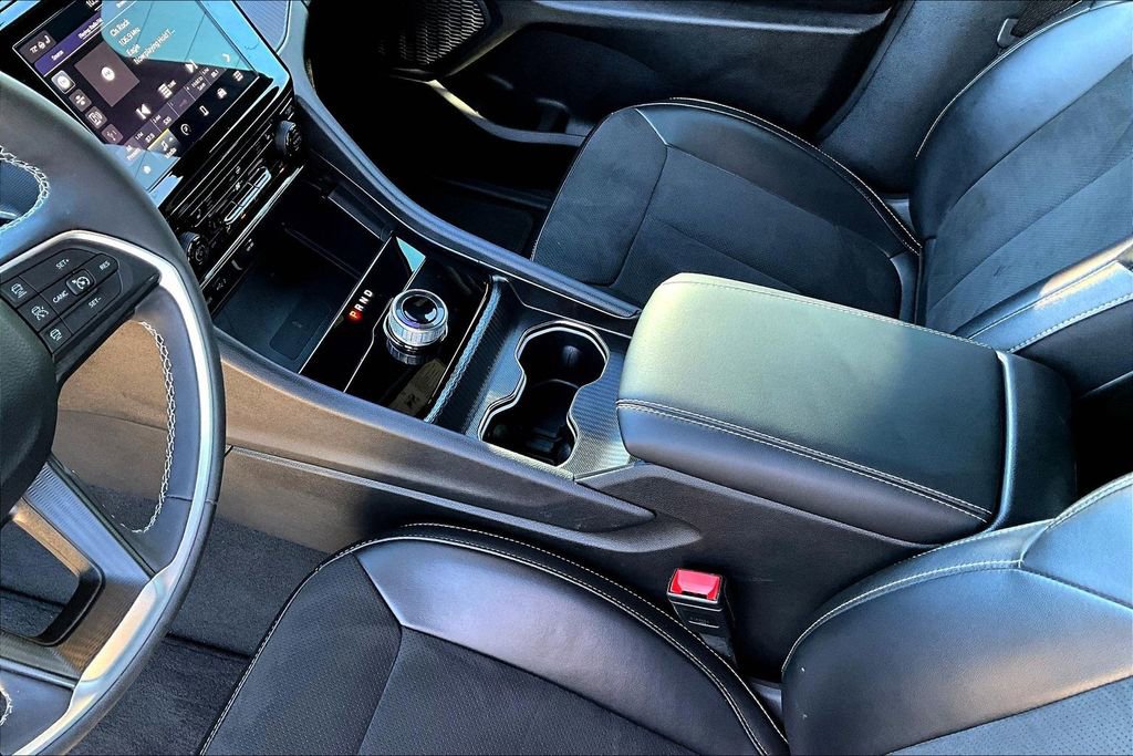 Used 2024 Jeep Grand Cherokee L Altitude image 15