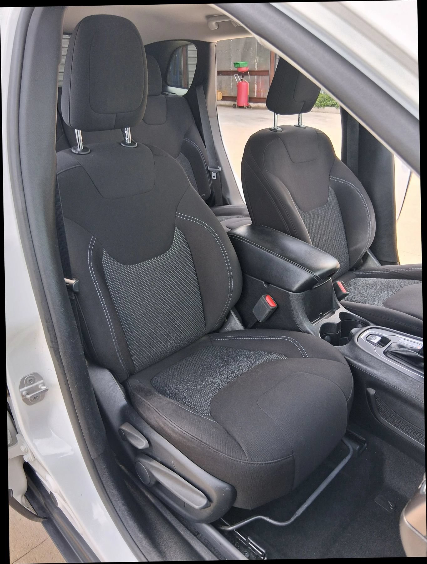 Used 2019 Jeep Cherokee Latitude w/ Popular Appearance Group AWD/4WD image 37