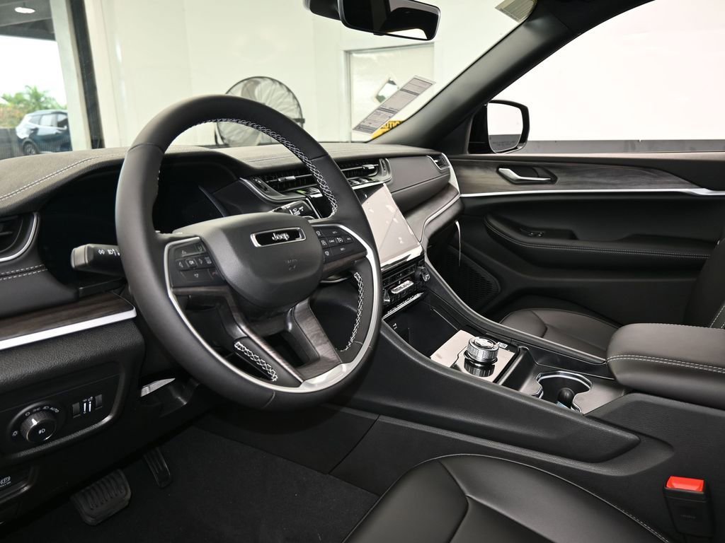 Used 2025 Jeep Grand Cherokee Limited image 12