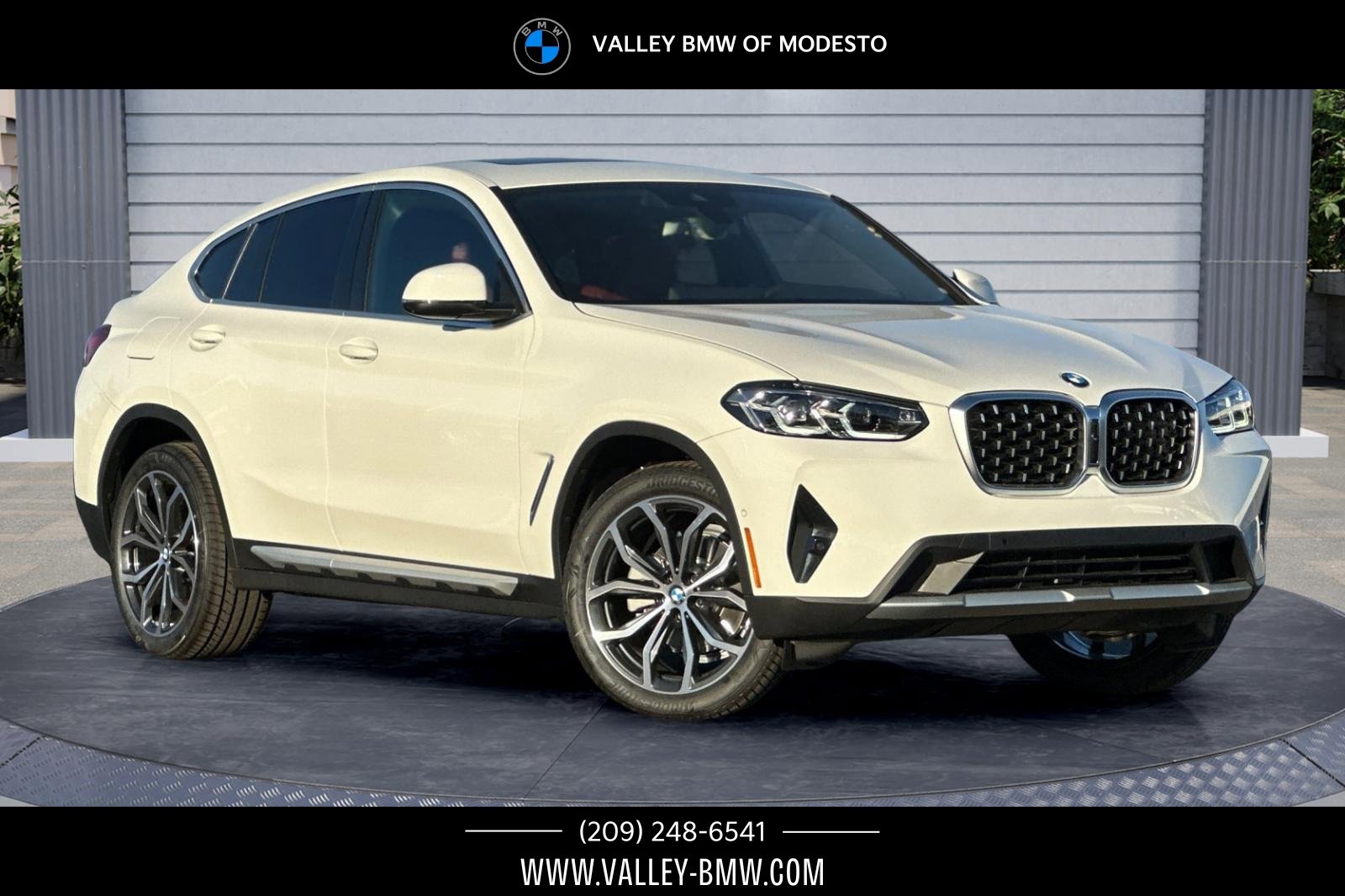 New 2025 BMW X4 xDrive30i w/ Convenience Package image 1