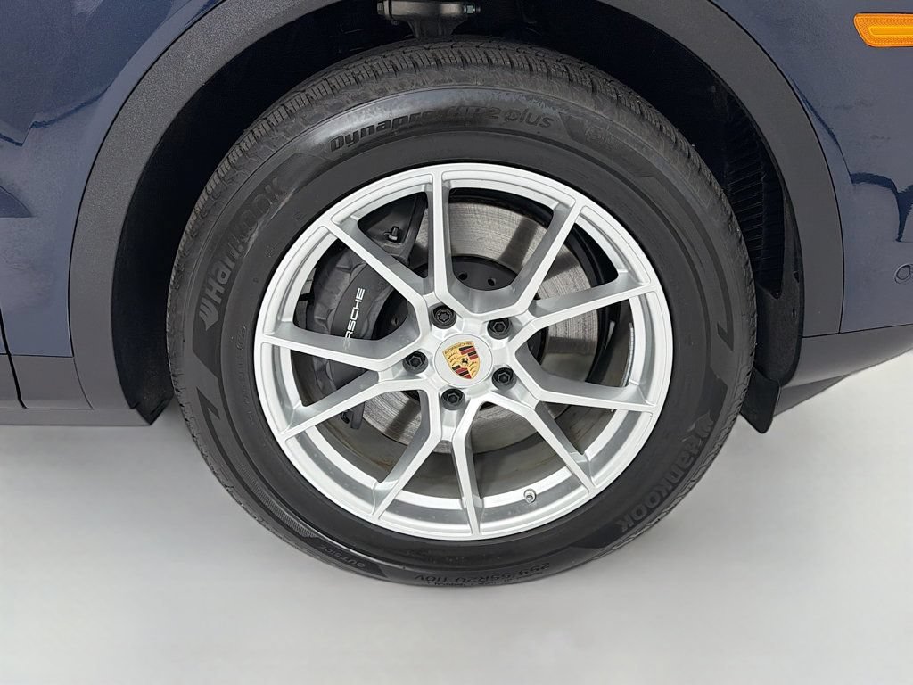 Certified 2025 Porsche Cayenne AWD/4WD image 36