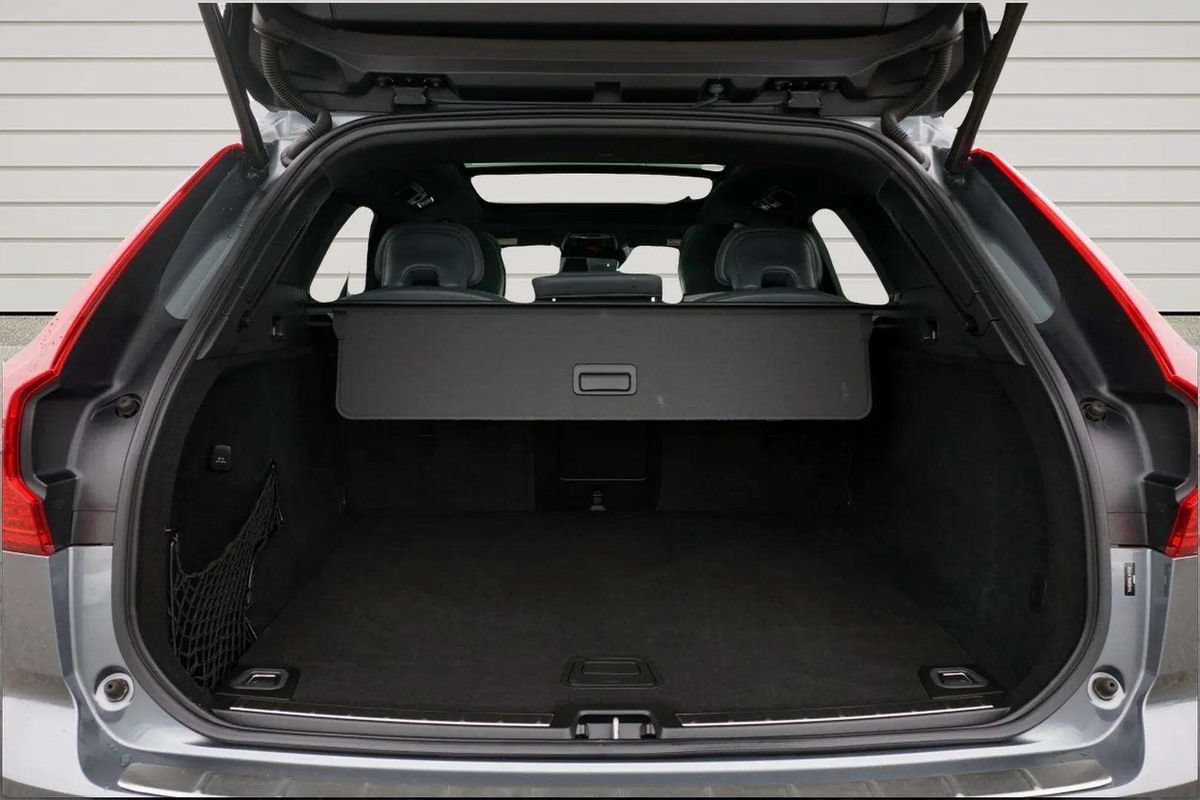 Used 2020 Volvo XC60 T5 R-Design w/ Protection Package Premier AWD/4WD image 10