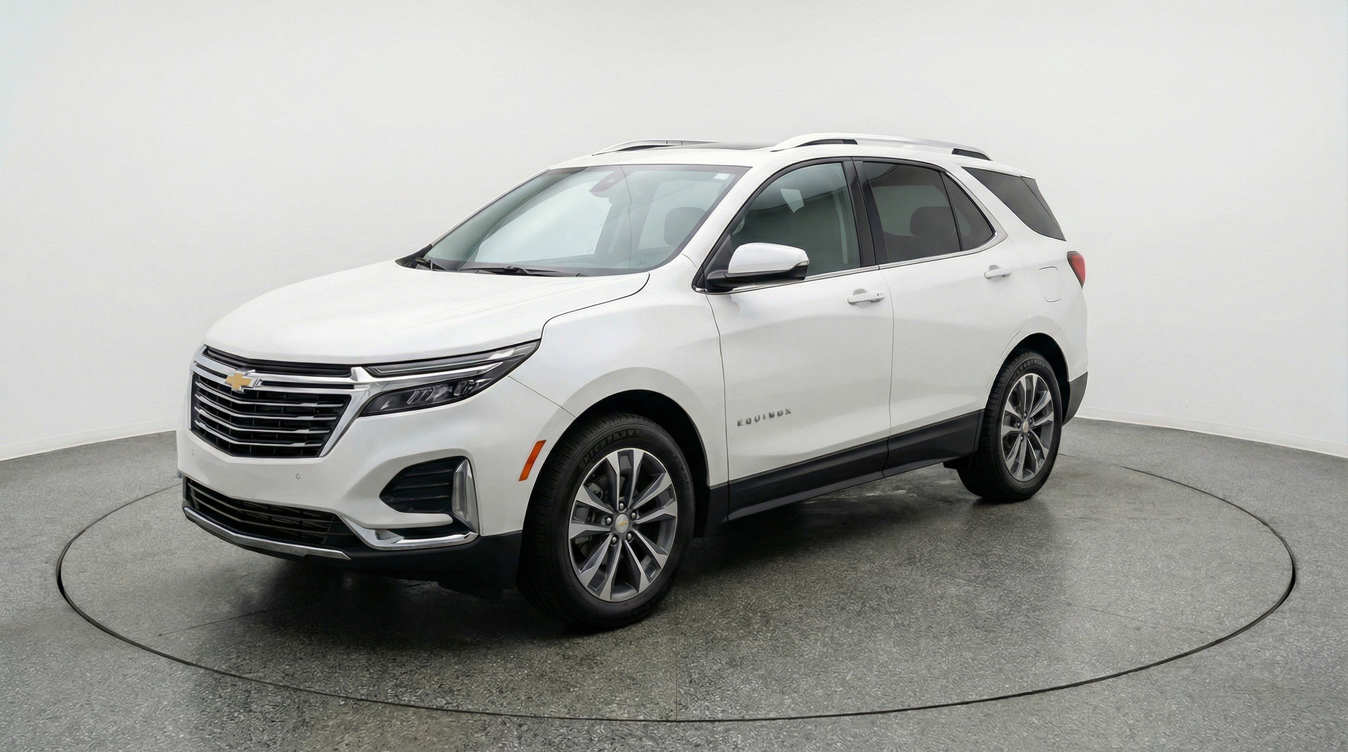 Used 2025 Chevrolet Equinox LT FWD image 3