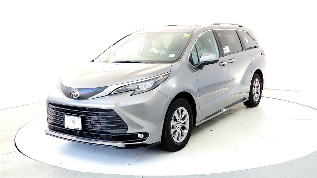 New 2026 Toyota Sienna XLE AWD/4WD image 2