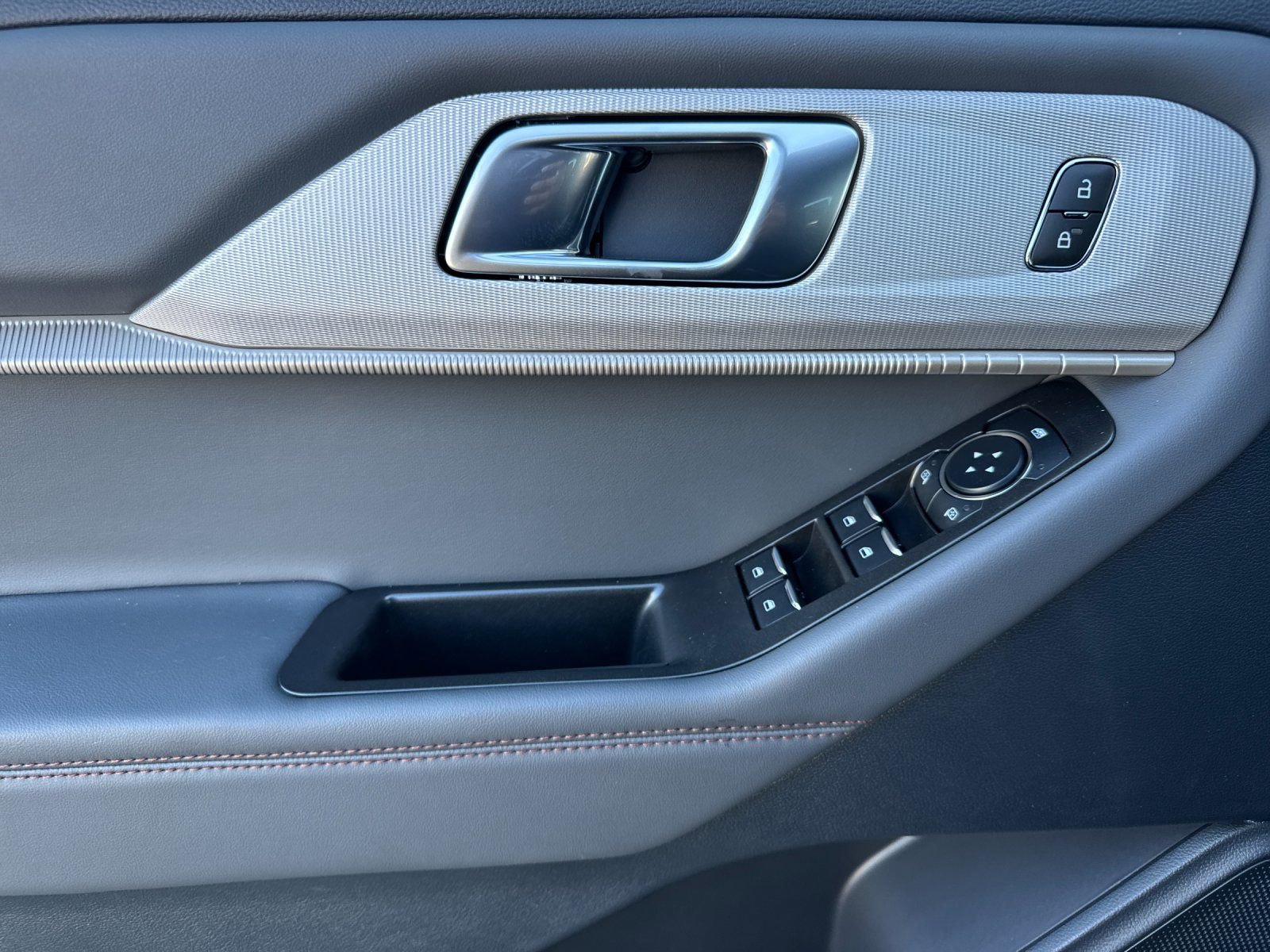 New 2025 Ford Explorer Active w/ Active Comfort Package image 10