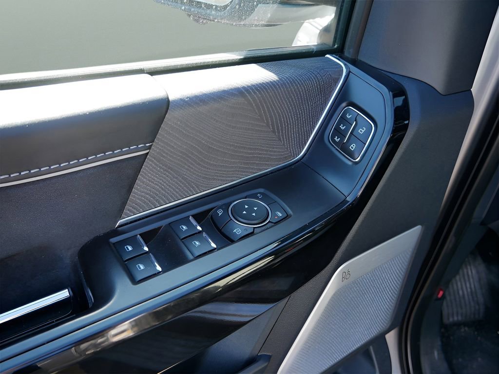 Used 2023 Ford F150 Lightning Platinum image 18