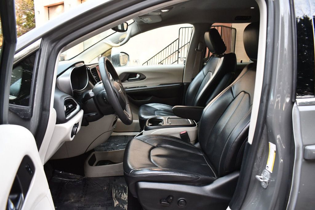 Used 2022 Chrysler Pacifica Touring-L image 20