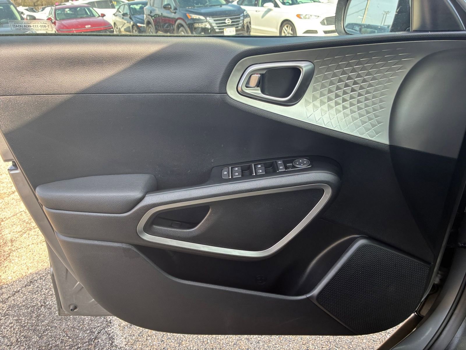 Used 2025 Kia Soul LX w/ LX Technology Package FWD image 18