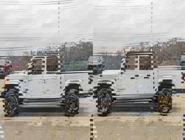 Used 2022 Jeep Gladiator Overland w/ Cold Weather Group image 9