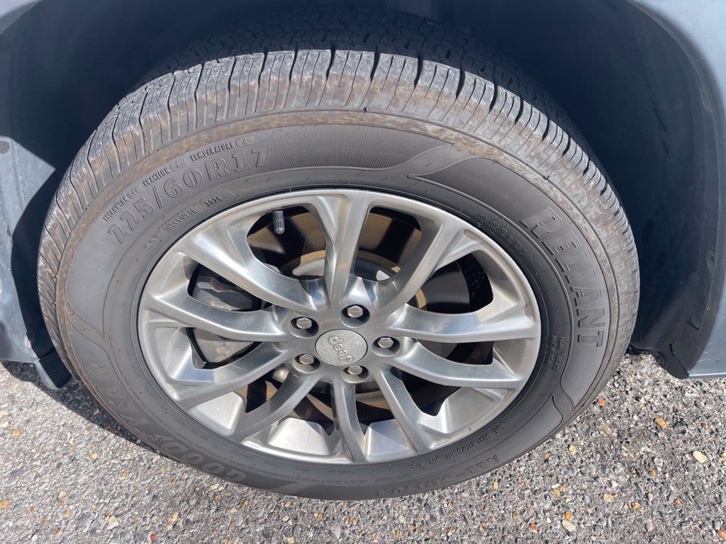 Used 2021 Jeep Cherokee Latitude Plus FWD image 12