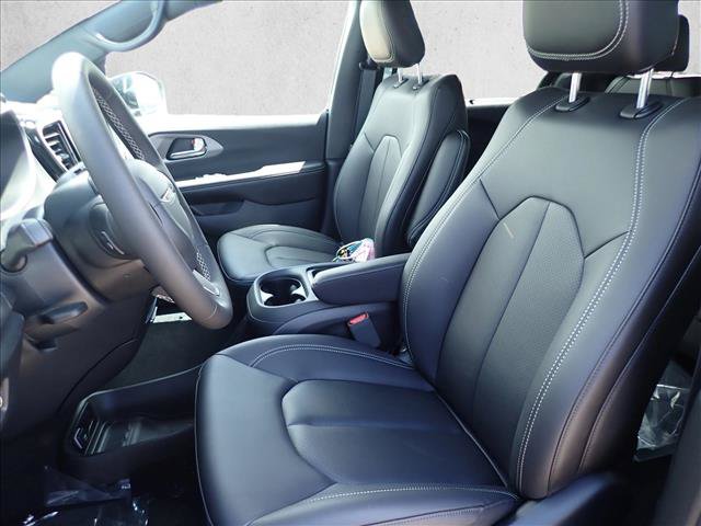 New 2027 Chrysler Pacifica Select AWD/4WD image 13