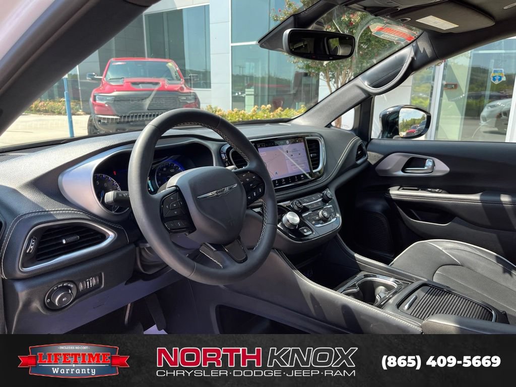 Used 2025 Chrysler Pacifica Limited FWD image 6