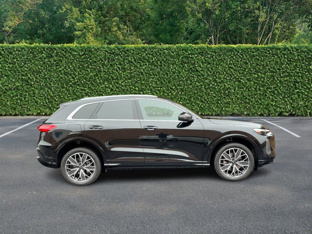 Used 2025 Audi Q5 Premium Plus w/ Premium Plus image 2