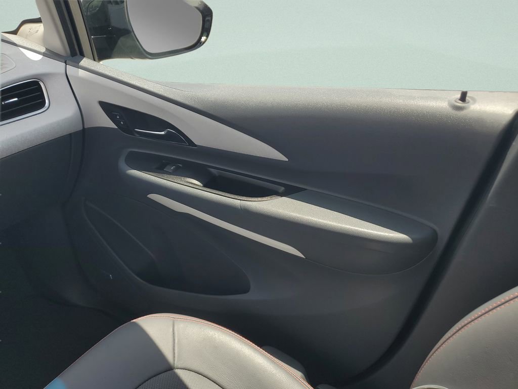 Used 2020 Chevrolet Bolt Premier w/ Infotainment Package image 13