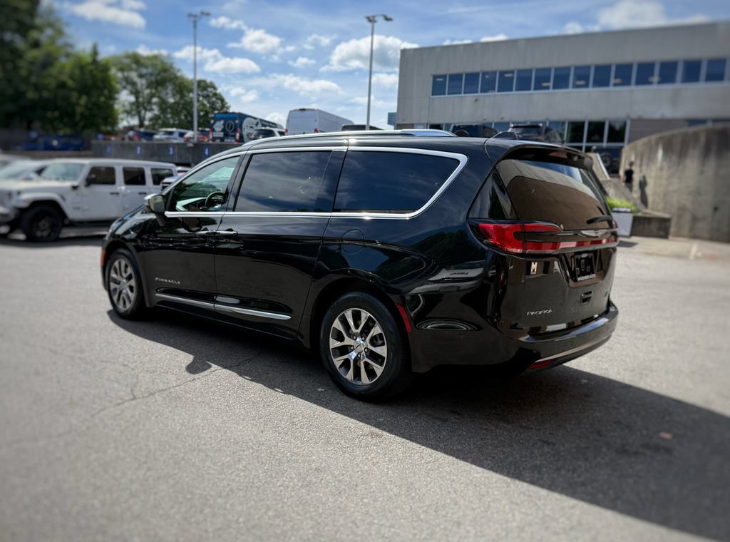 Used 2023 Chrysler Pacifica Pinnacle FWD image 12