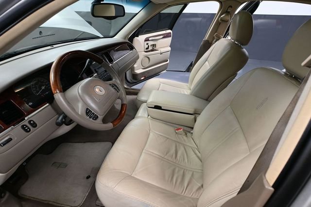 Used 2004 Lincoln Town Car Ultimate RWD image 19