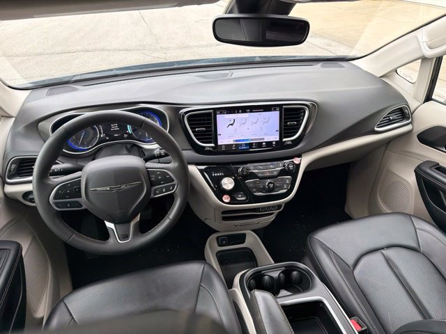 Used 2024 Chrysler Pacifica Touring-L FWD image 19