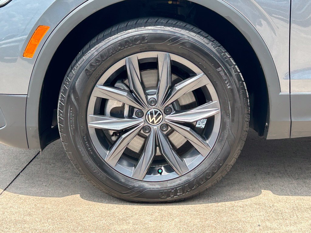 Certified 2023 Volkswagen Tiguan SE w/ Panoramic Sunroof Package FWD image 37