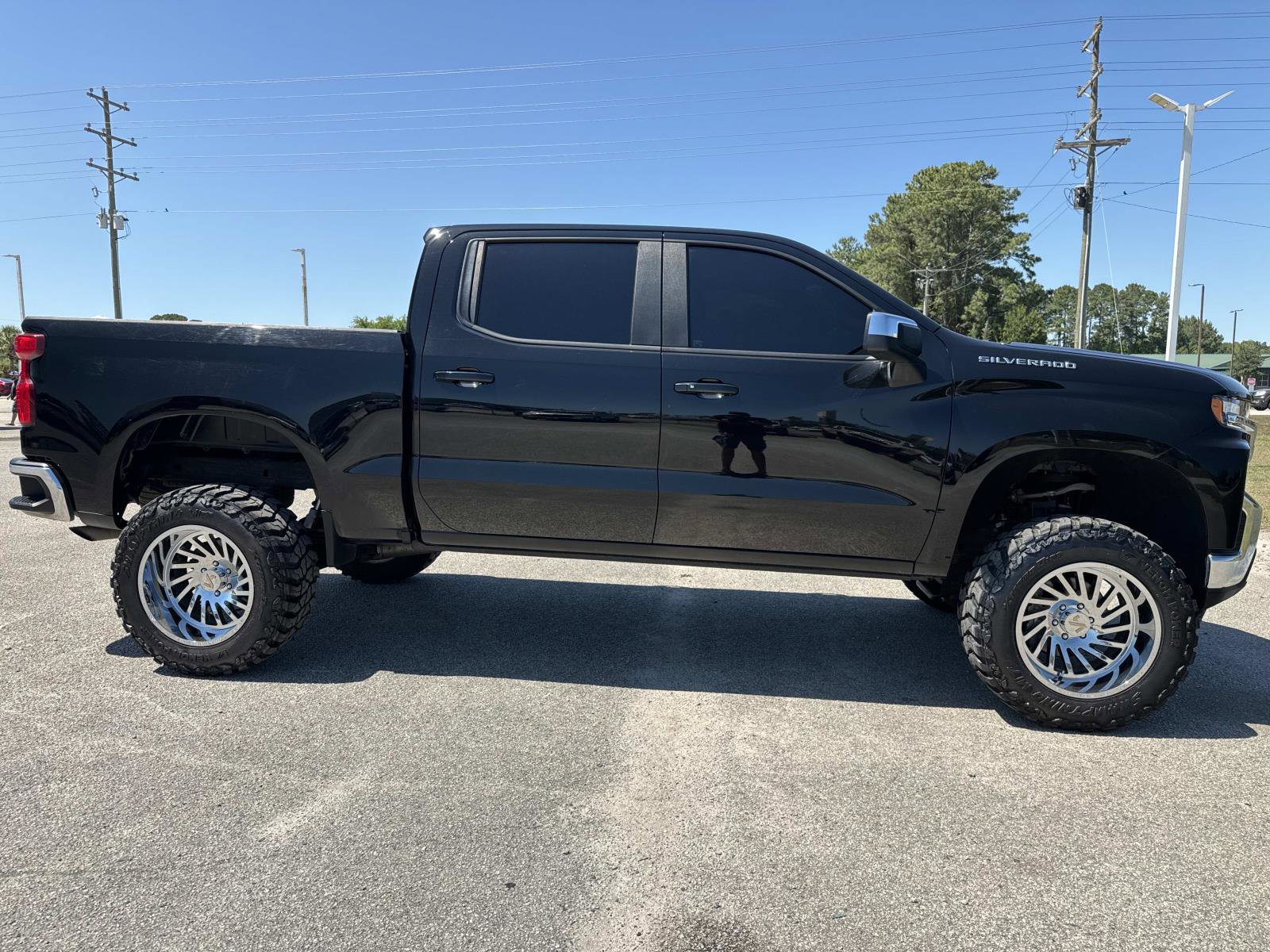Used 2021 Chevrolet Silverado 1500 LT AWD/4WD image 2