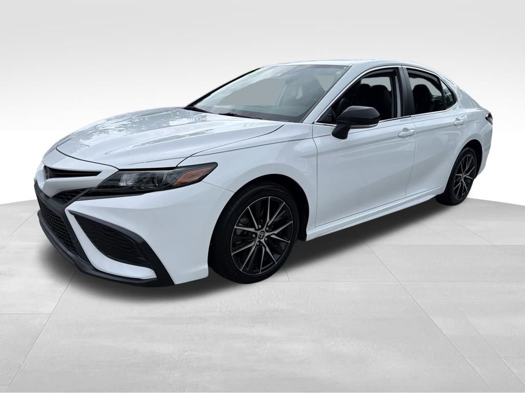 Used 2022 Toyota Camry SE w/ Convenience Package image 3