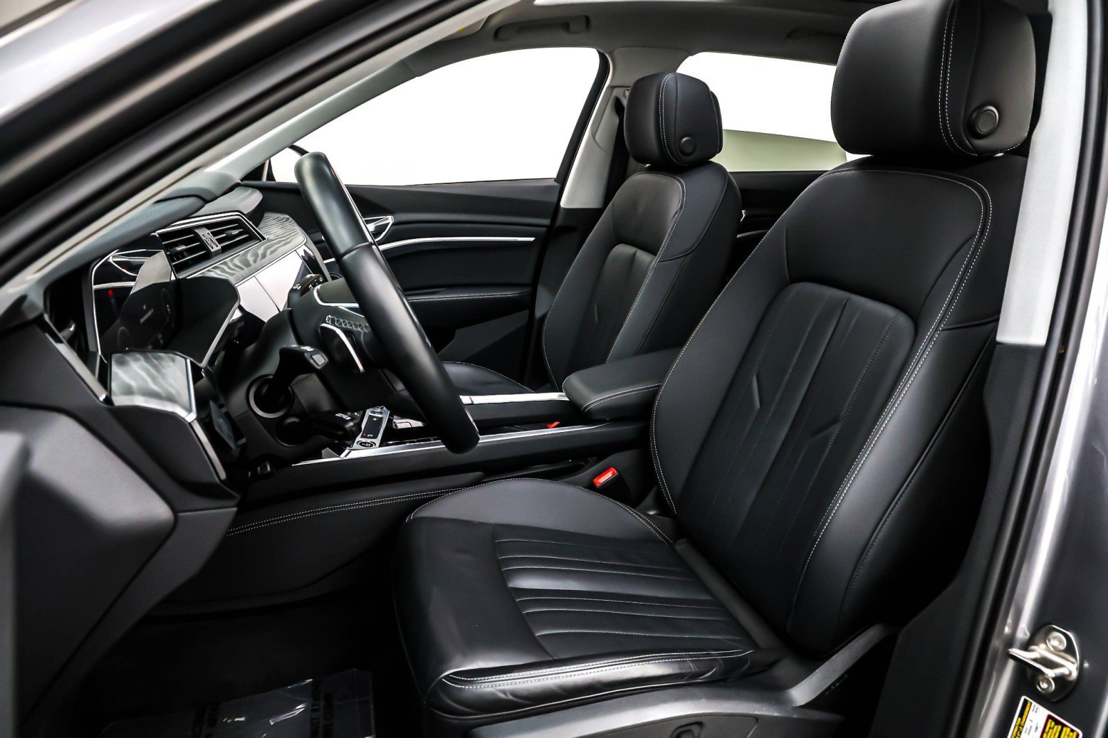 Used 2022 Audi e-tron Premium w/ Convenience Plus Package image 17