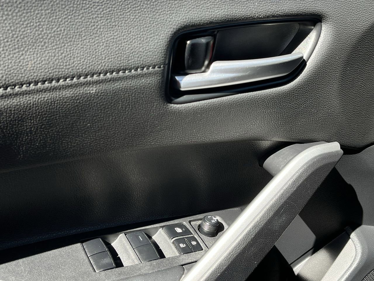 Used 2025 Toyota Corolla Cross AWD Hybrid w/ Convenience Package image 21