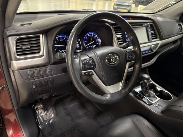 Used 2014 Toyota Highlander XLE AWD/4WD image 16
