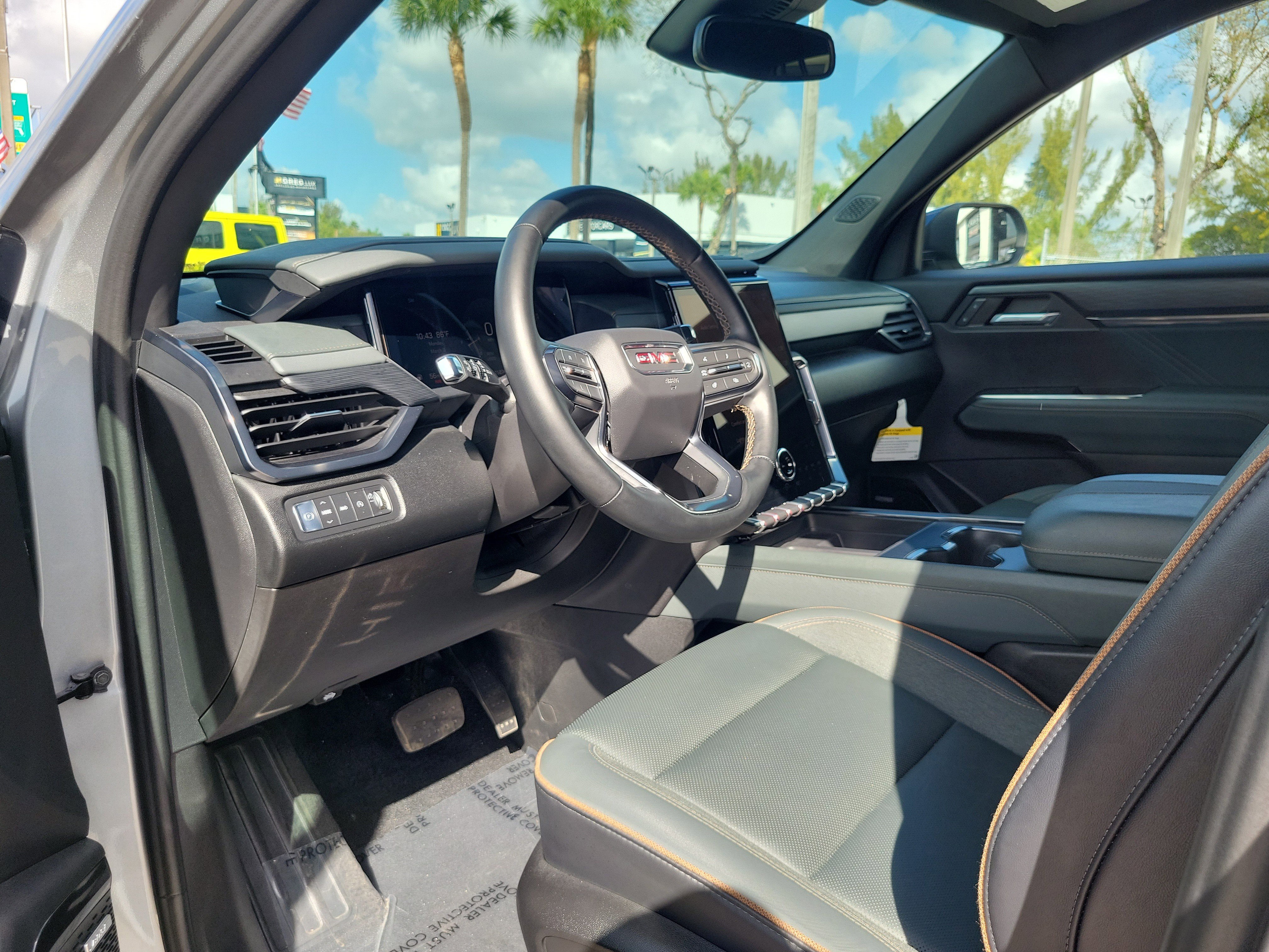 Used 2024 GMC Acadia AT4 w/ Luxury Package image 9