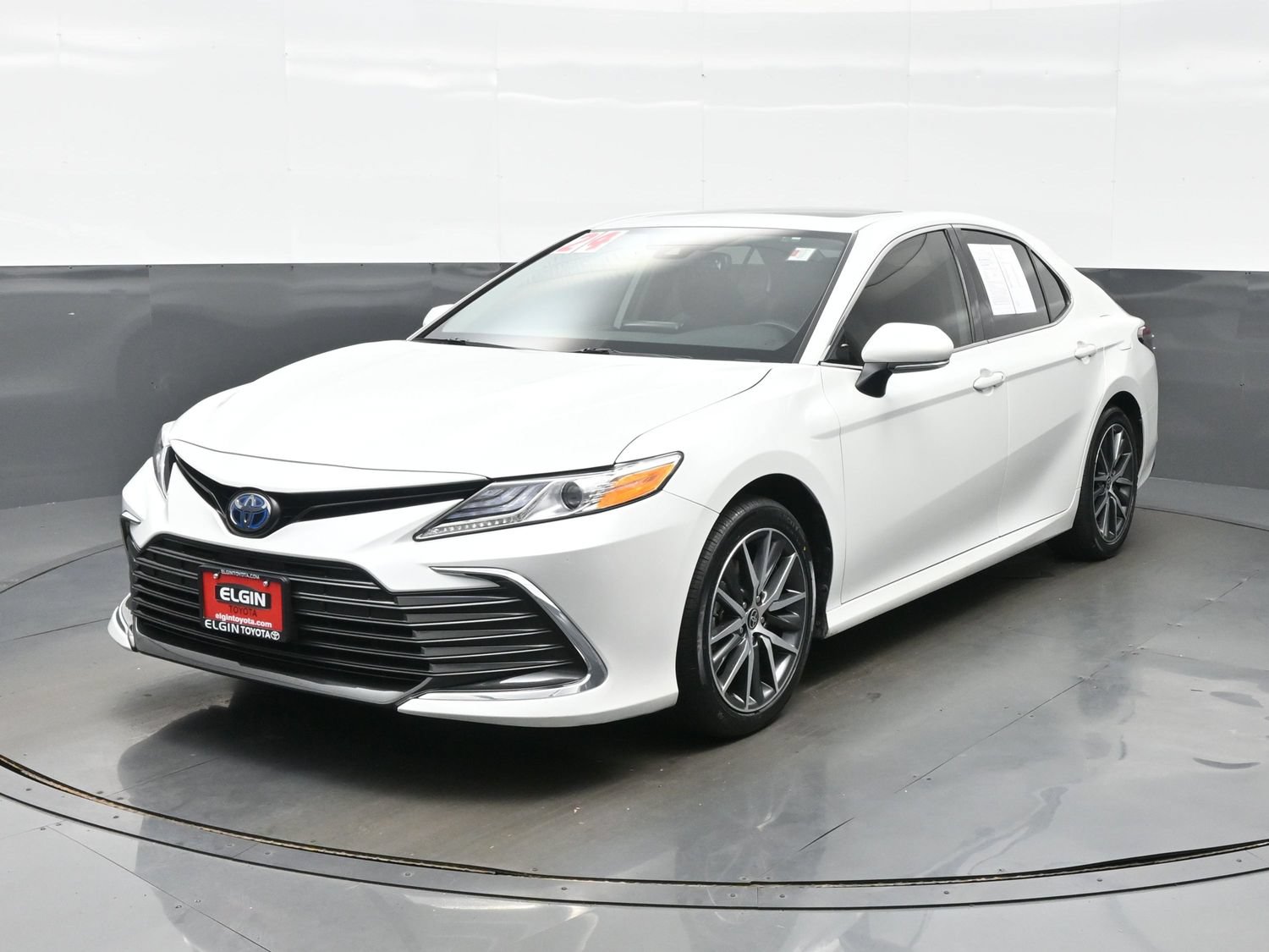 Used 2024 Toyota Camry XLE FWD image 2