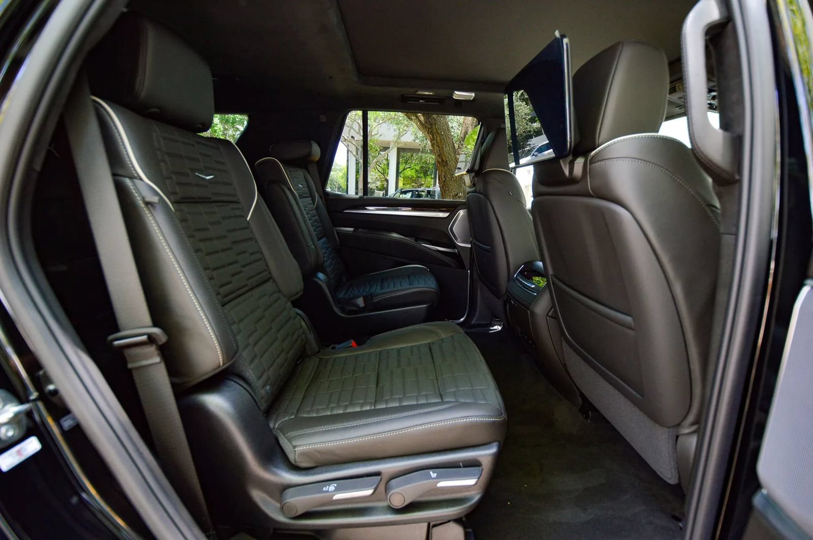 Used 2026 Cadillac Escalade Platinum Sport w/ LPO, ONYX Package AWD/4WD image 75