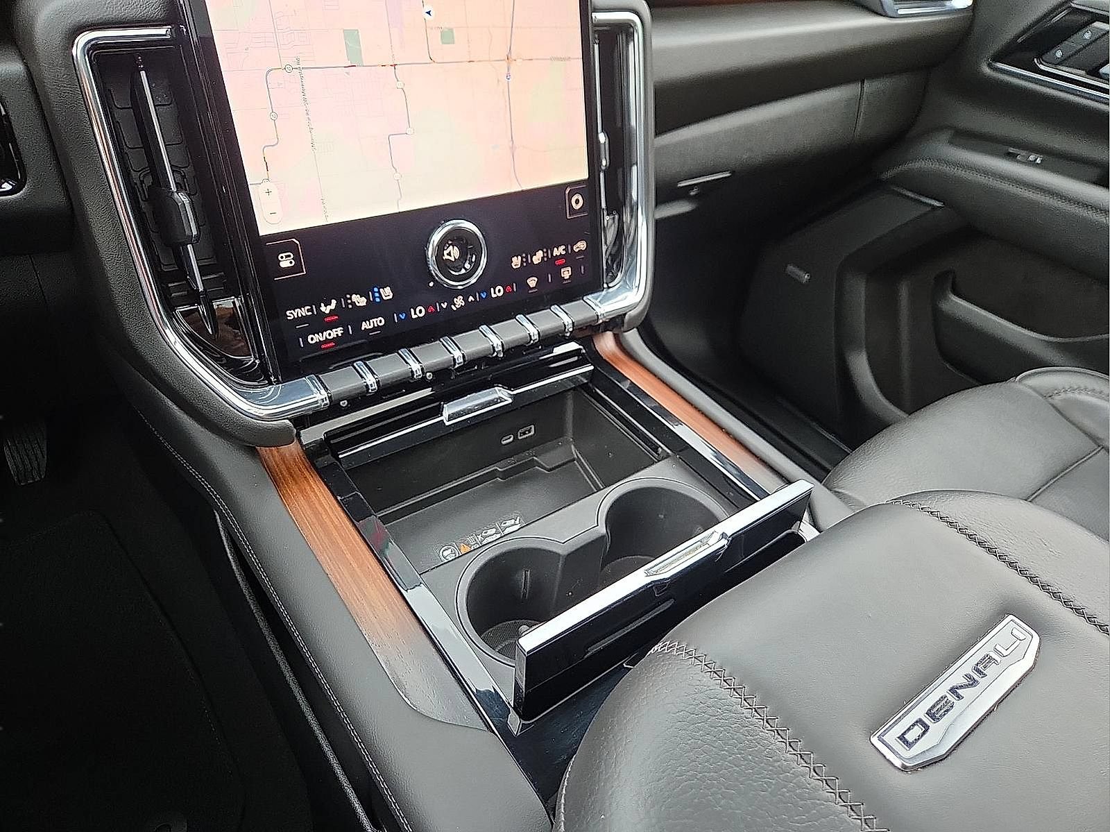 Used 2025 GMC Yukon Denali w/ Sun & Power Step Package AWD/4WD image 25