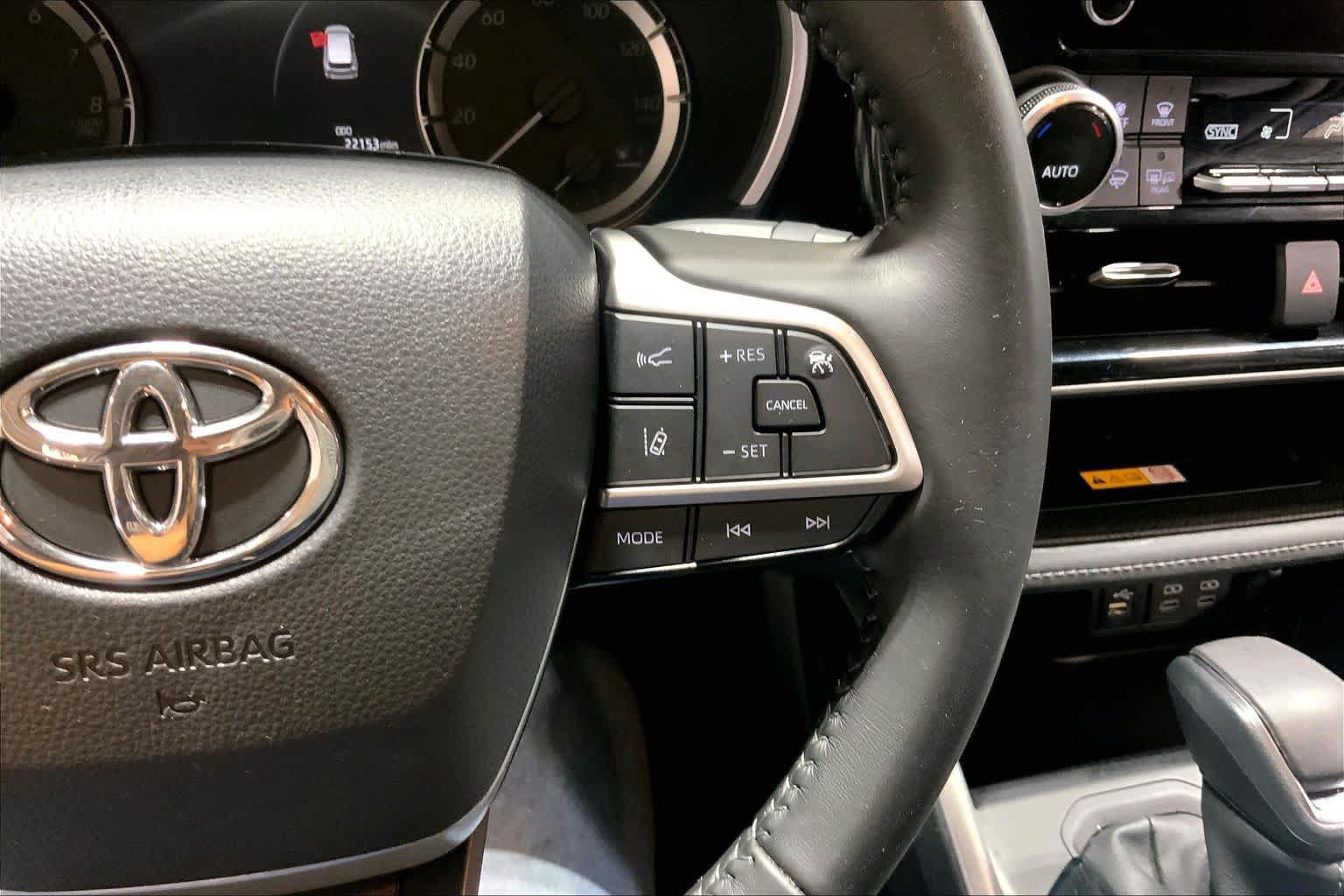 Used 2023 Toyota Highlander XLE AWD/4WD image 25