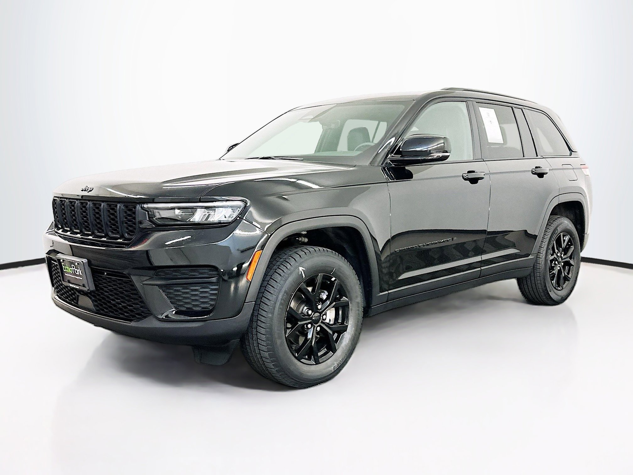 Used 2025 Jeep Grand Cherokee Altitude AWD/4WD image 3