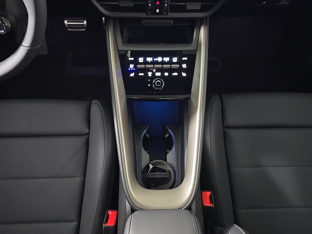 Certified 2025 Porsche Macan Turbo Electric AWD/4WD image 22
