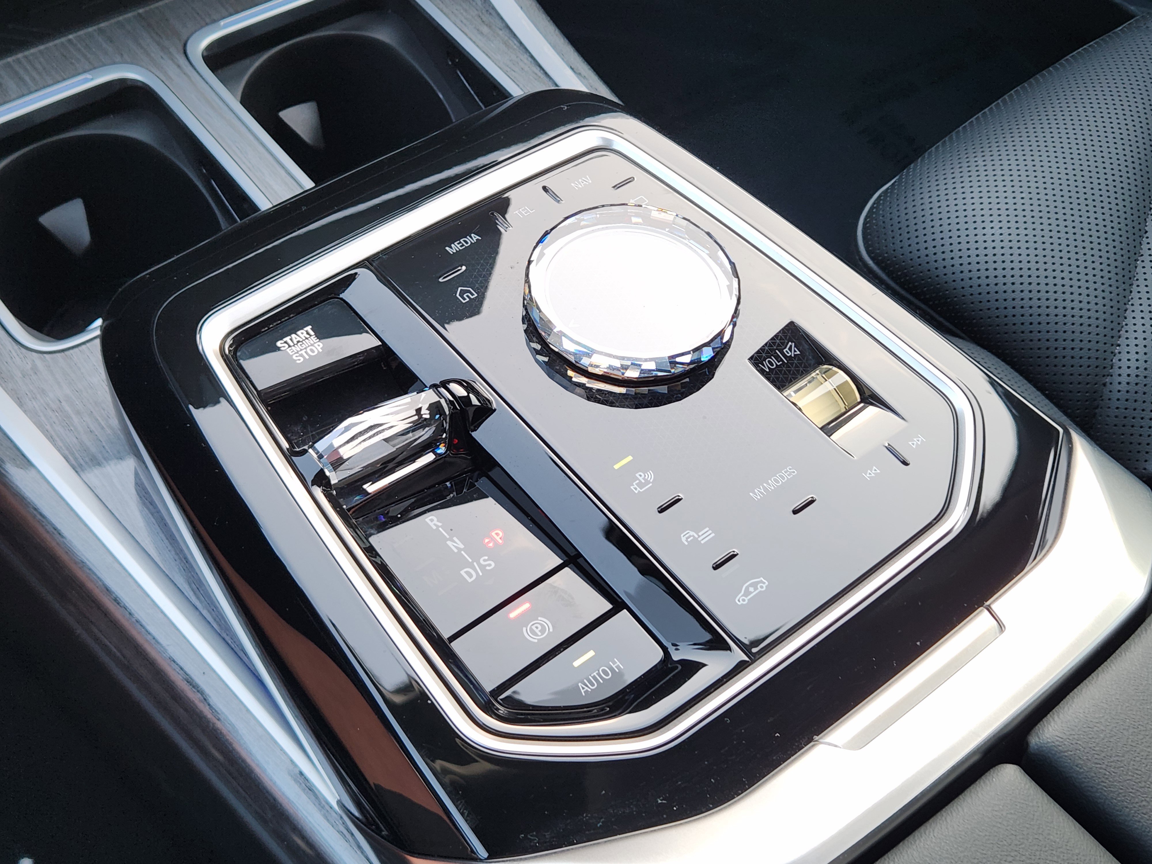 Used 2025 BMW 740i xDrive w/ Premium Package image 18