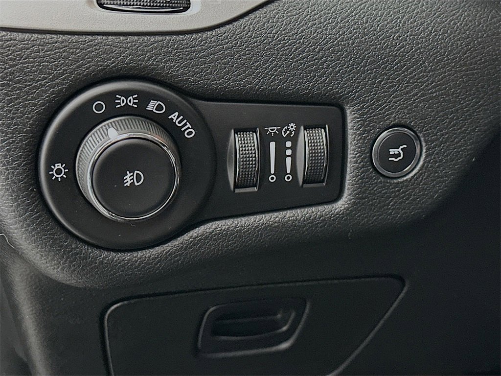 Used 2018 Jeep Cherokee Trailhawk w/ Quick Order Package 27L image 13