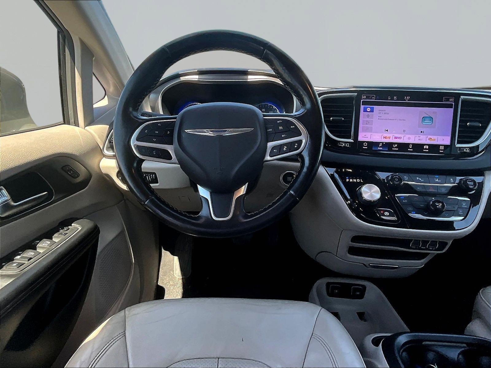 Used 2021 Chrysler Pacifica Touring-L FWD image 8