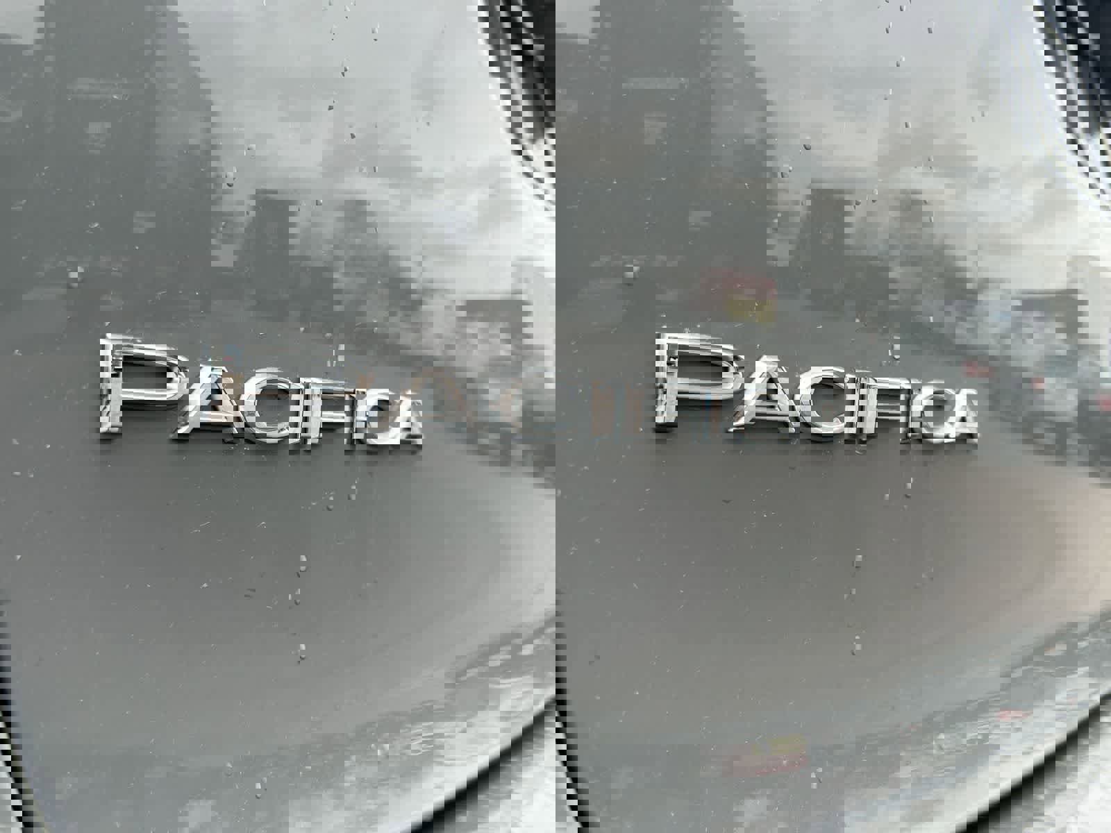 Used 2023 Chrysler Pacifica Touring-L image 13