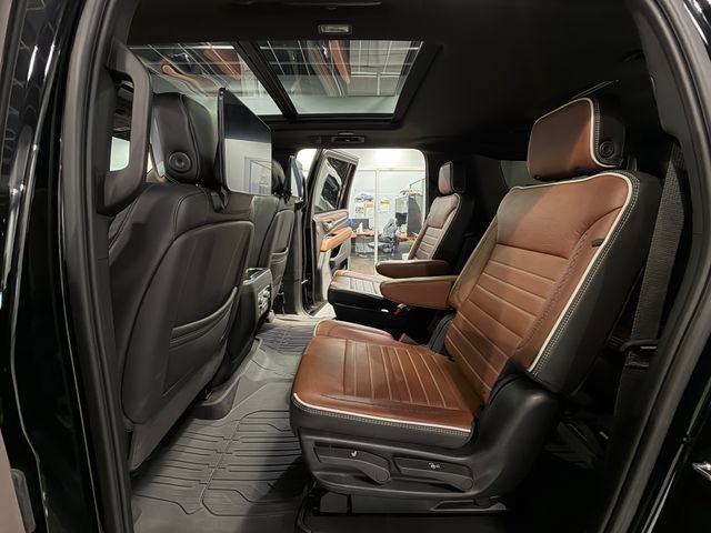 Used 2024 GMC Yukon XL Denali Ultimate AWD/4WD image 12