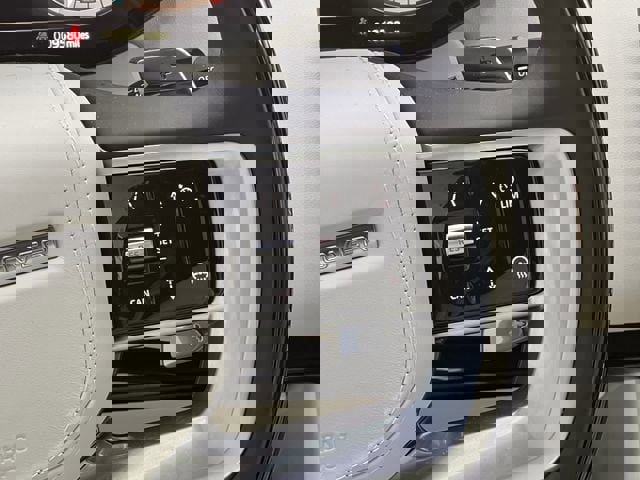 Used 2025 Land Rover Range Rover Long Wheelbase Autobiography image 13