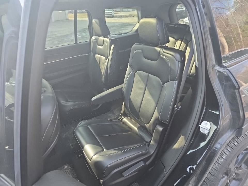 Used 2022 Jeep Grand Cherokee L Limited w/ Black Appearance Package image 27