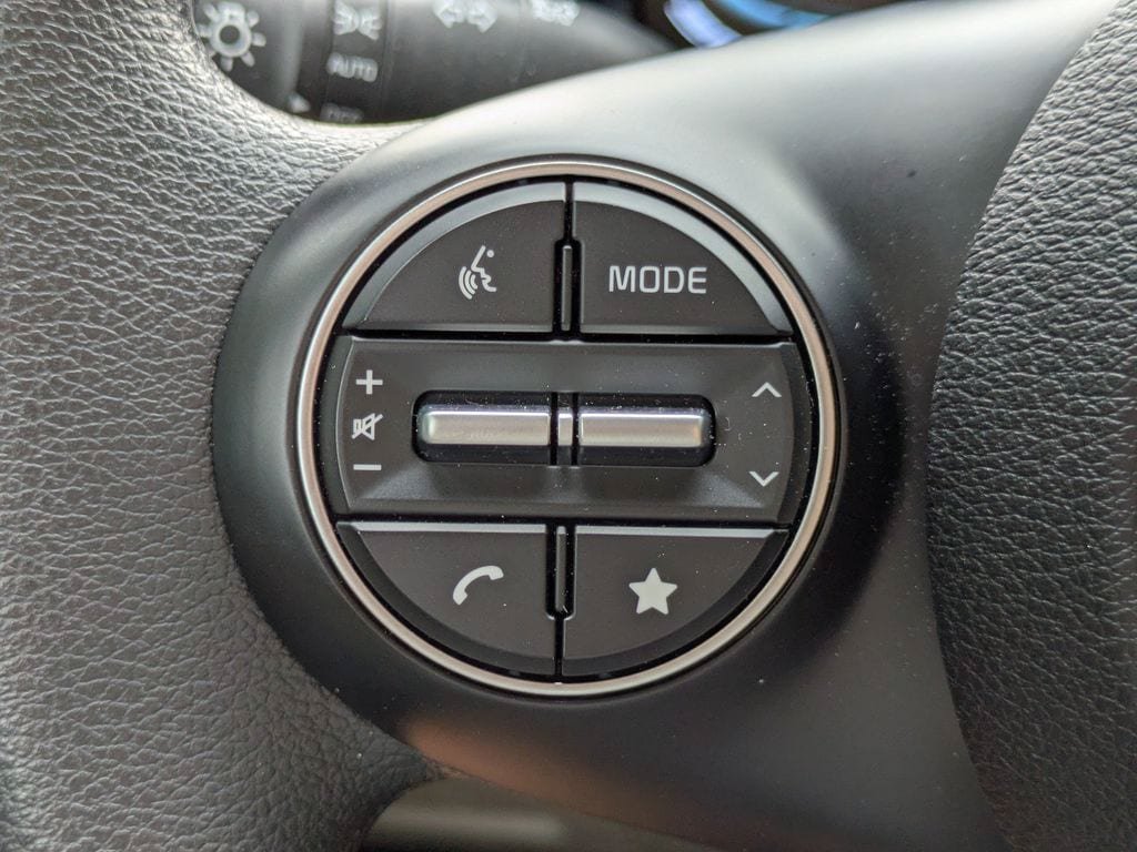 Used 2025 Kia Soul LX w/ LX Technology Package FWD image 23