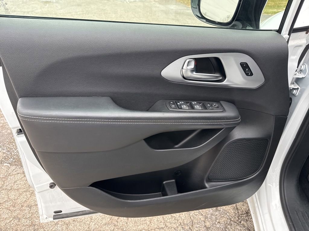 Used 2025 Chrysler Pacifica Limited image 43