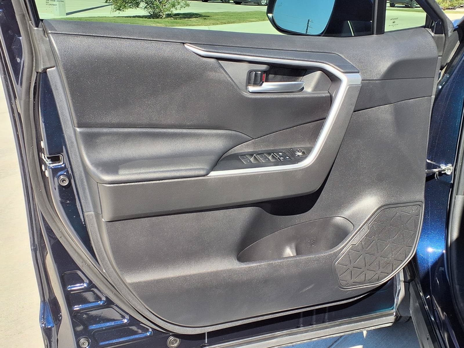 Used 2025 Toyota RAV4 XLE Premium FWD image 27