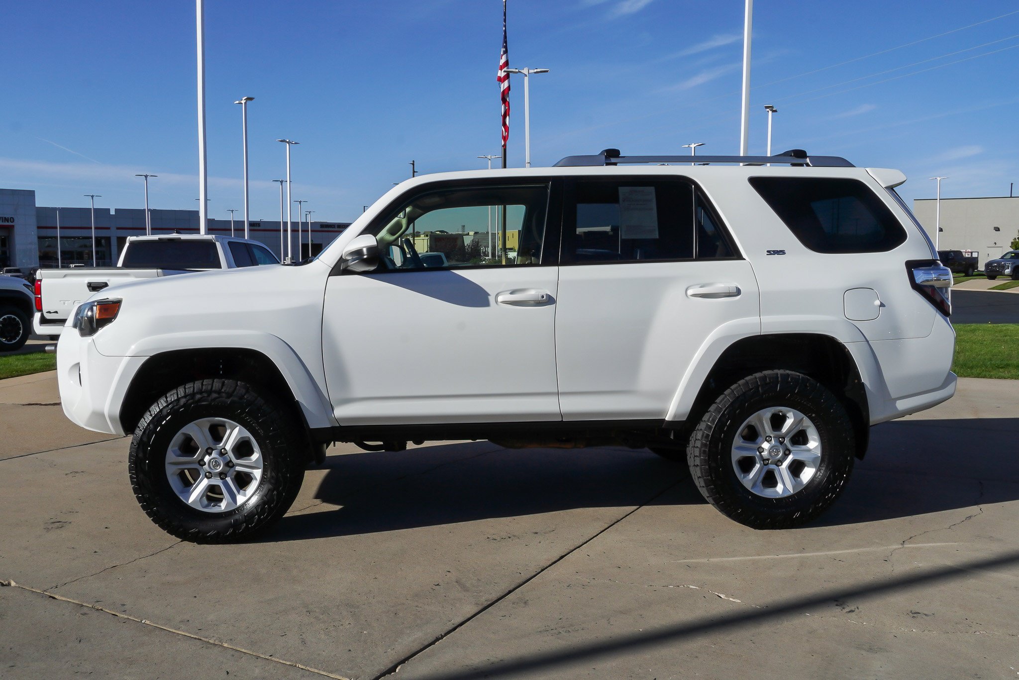 Used 2018 Toyota 4Runner SR5 AWD/4WD image 5