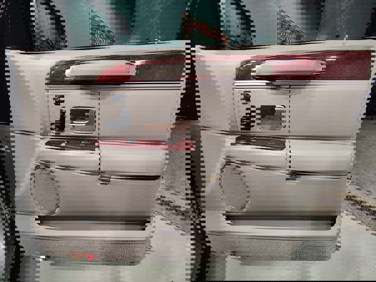 Used 2004 Lincoln Town Car Ultimate image 10