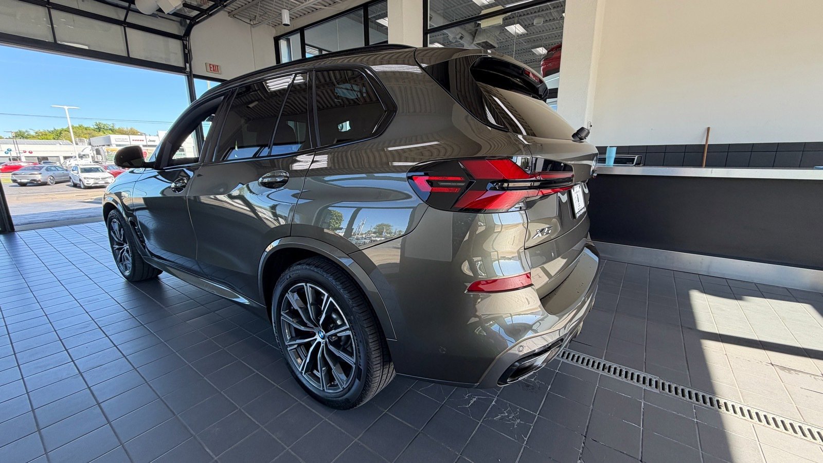 Used 2026 BMW X5 xDrive50e w/ M Sport Package AWD/4WD image 5