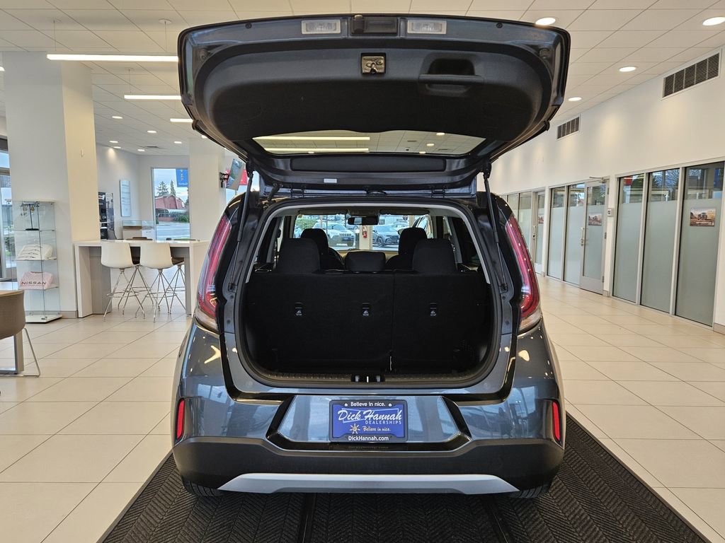 Used 2025 Kia Soul LX w/ LX Technology Package FWD image 9